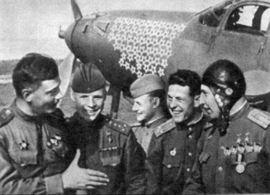 А.Покрышкин (слева) на фоне своего самолета